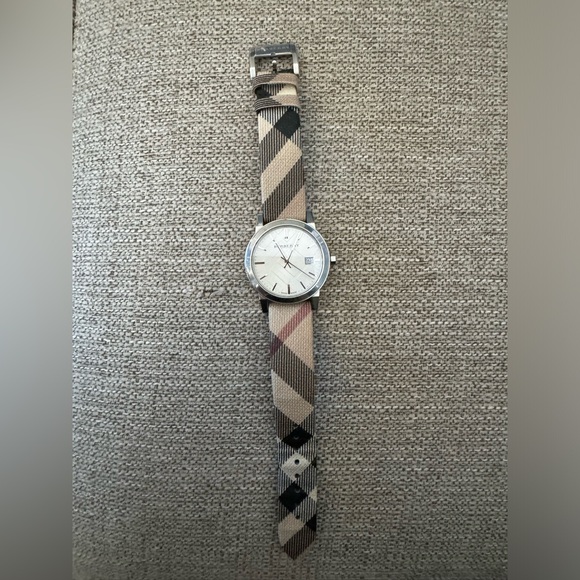 Burberry Heritage Nova Check 38mm Women's Watch - Authentic. - Picture 3 of 15